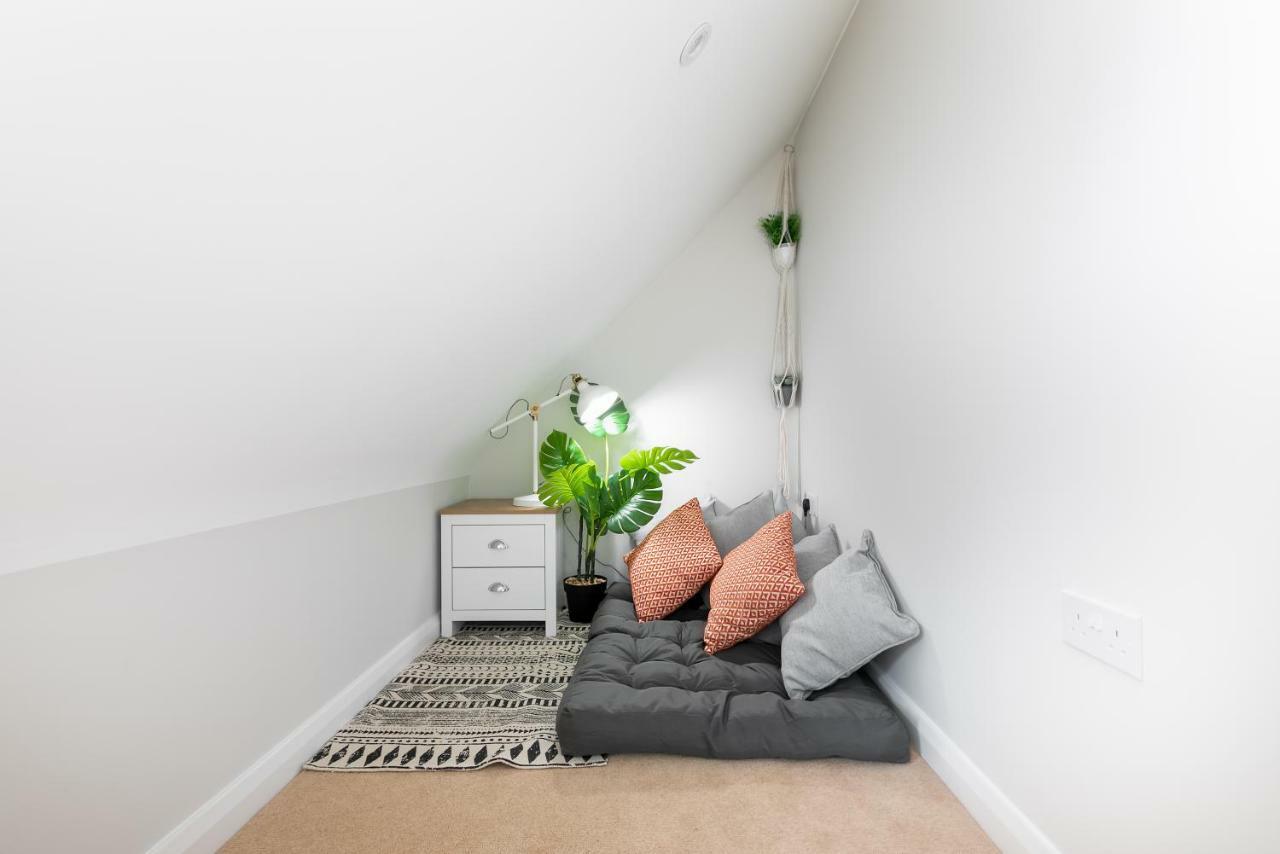 Turtle And Rabbit - Comfortable And Spacious Houses Slough Buitenkant foto